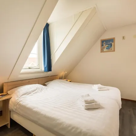 Villa Restyled With Soundbar 500m From The 's-Gravenzande